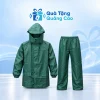 Bộ áo mưa xanh lục gồm áo có mũ và quần dài rời trên nền Quà Tặng Quảng Cáo