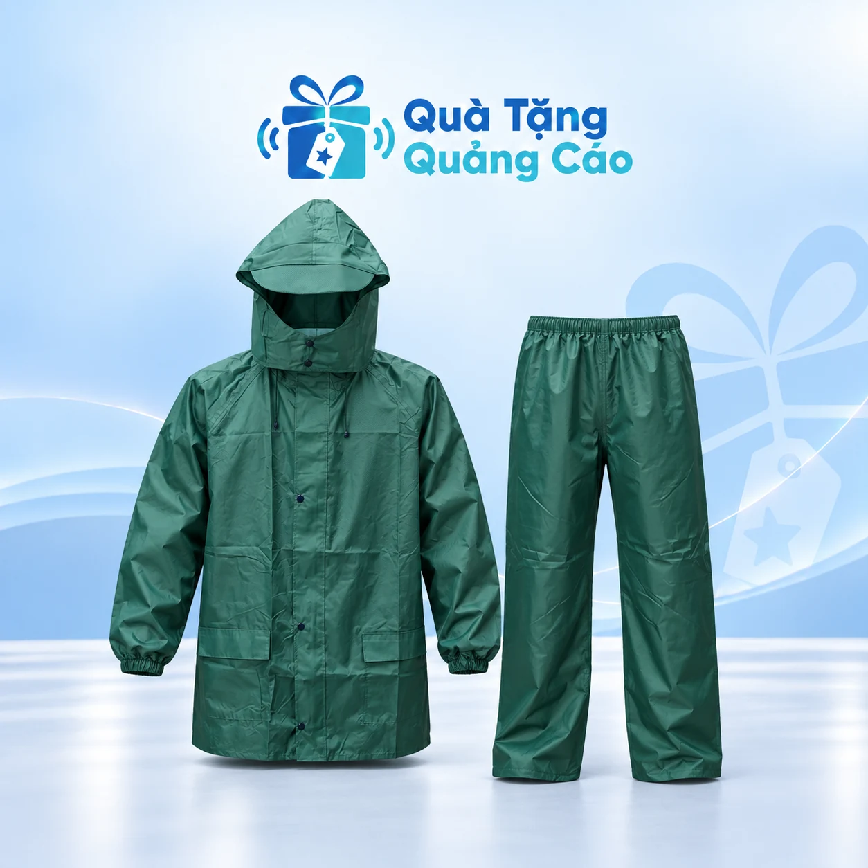 Áo mưa bộ TP-AMB61B trên nền xanh nhạt Bộ áo mưa xanh lục gồm áo có mũ và quần dài rời trên nền Quà Tặng Quảng Cáo