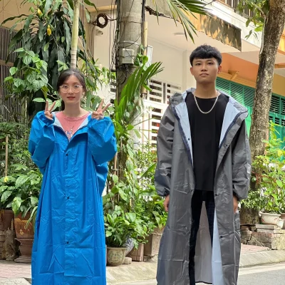Ảnh tư liệu hai người mặc áo mưa măng tô, người bên phải mặc màu xám mở vạt trước
