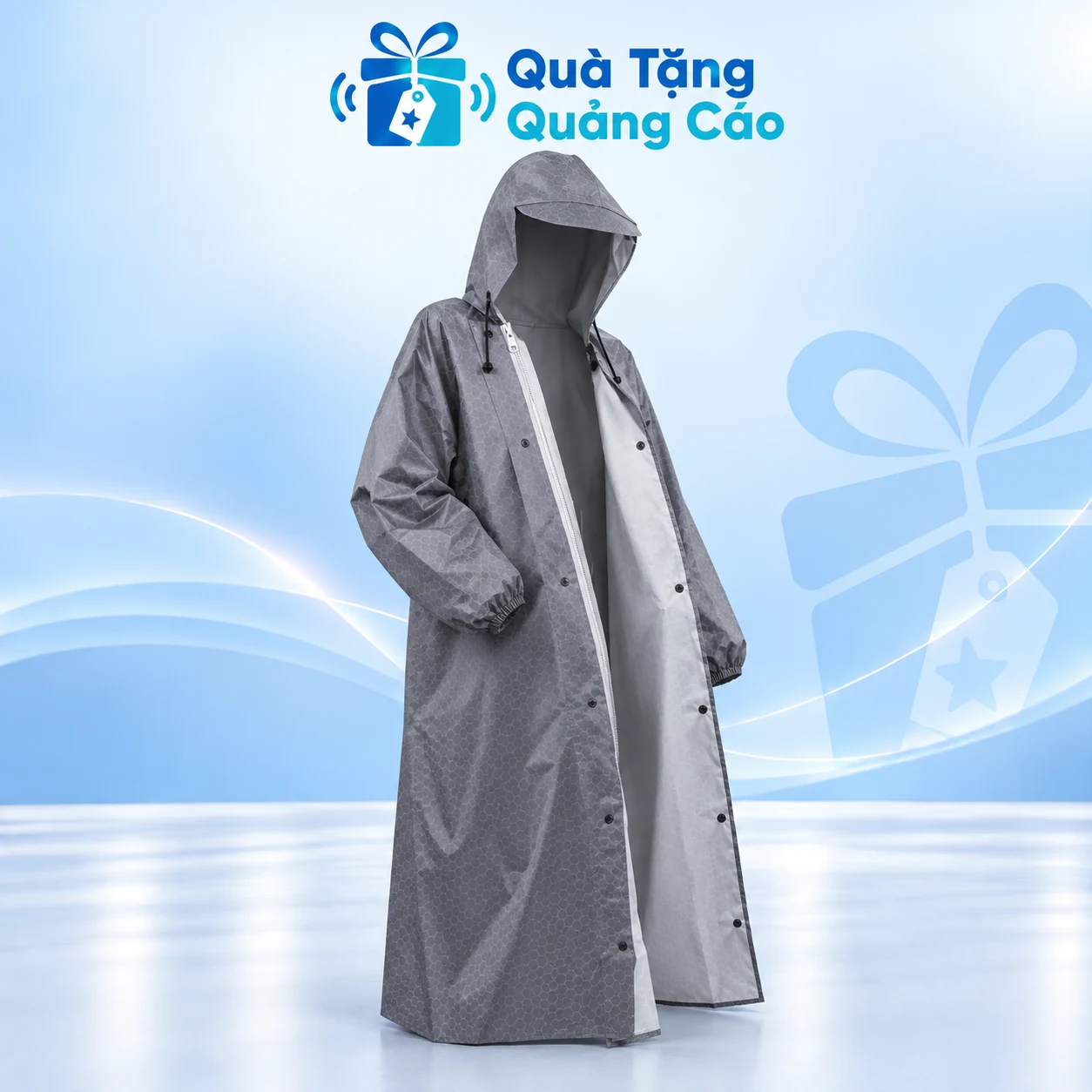 Áo mưa măng tô xám trên nền xanh nhạt Áo mưa măng tô xám có mũ, tay dài và vạt mở trước trên nền Quà Tặng Quảng Cáo