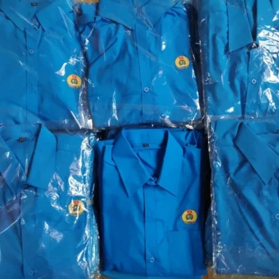 Ảnh tư liệu các áo polo xanh được gấp, đặt trong bao trong suốt riêng