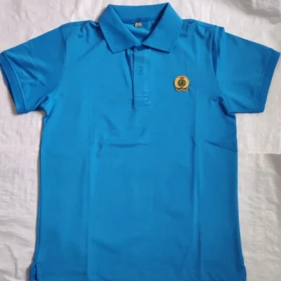 Áo polo xanh dương trải phẳng, cổ bẻ đồng màu, nẹp cài khuy và tay ngắn