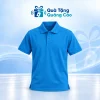 Áo polo xanh dương cổ bẻ, nẹp ba khuy và tay ngắn trên nền Quà Tặng Quảng Cáo
