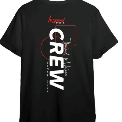 Ảnh tham khảo mặt lưng áo thun đen với bố cục chữ CREW in dọc