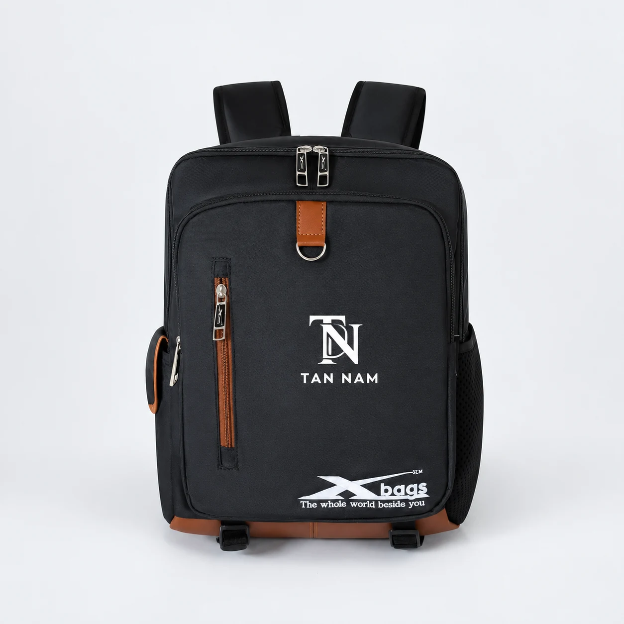 Mô phỏng in logo TAN NAM Minh họa logo TN TAN NAM màu trắng ở vùng vải trống giữa mặt trước XBag 04