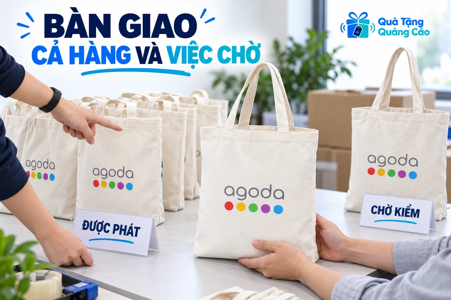 Nhân viên đổi ca kiểm các túi quà được phép phát và phần giữ riêng chờ kiểm
