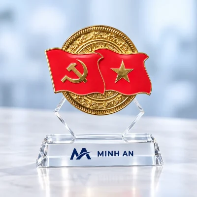 Minh họa nhận diện MA MINH AN màu xanh đậm trên mặt trước đế trong của biểu trưng Lửa Việt