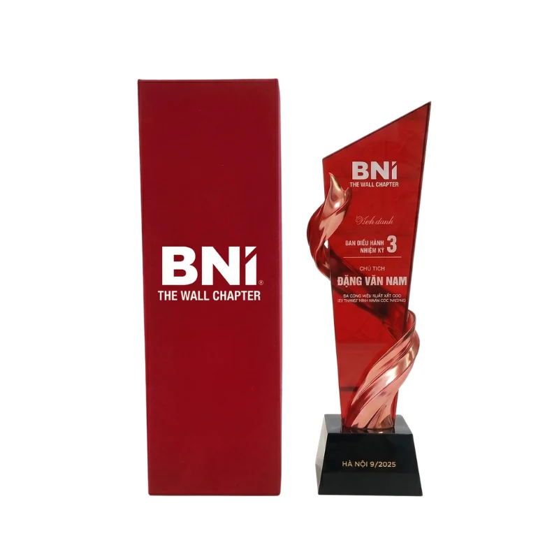 Ảnh tham khảo biểu trưng thân vát chéo và hộp đỏ mang thiết kế BNI