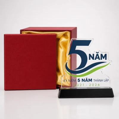 Ảnh tham khảo biểu trưng pha lê số 5 đế đen cùng hộp đỏ lót vàng, mẫu niên đại 2021–2026