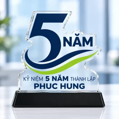 Minh họa tên PHUC HUNG phía dưới thông điệp kỷ niệm 5 năm trên thân pha lê