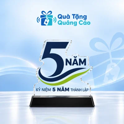 Minh họa biểu trưng pha lê số 5 phối xanh đậm xanh lá và đế đen trên nền xanh nhạt