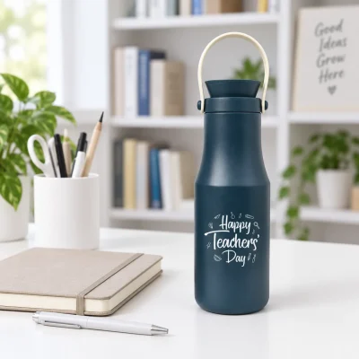 Minh họa bình xanh đậm 480 ml quai kem cạnh sổ và bút trên bàn