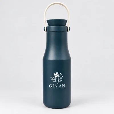 Mô phỏng biểu tượng hoa và tên GIA AN sáng màu trên bình xanh đậm 480 ml