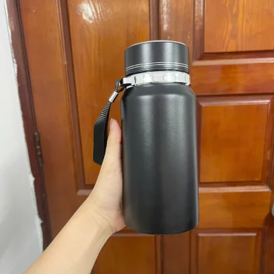 Ảnh mẫu bình giữ nhiệt đen 600 ml được cầm trên tay