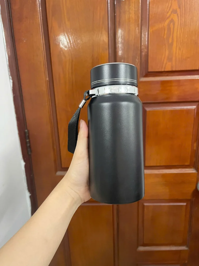 Ảnh mẫu bình giữ nhiệt đen 600 ml được cầm trên tay