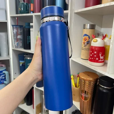 Bình giữ nhiệt xanh dương thân cao được cầm trên tay