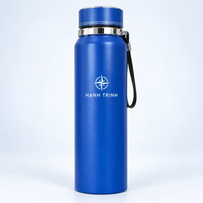 Mô phỏng logo HANH TRINH màu trắng trên bình giữ nhiệt xanh 800 ml