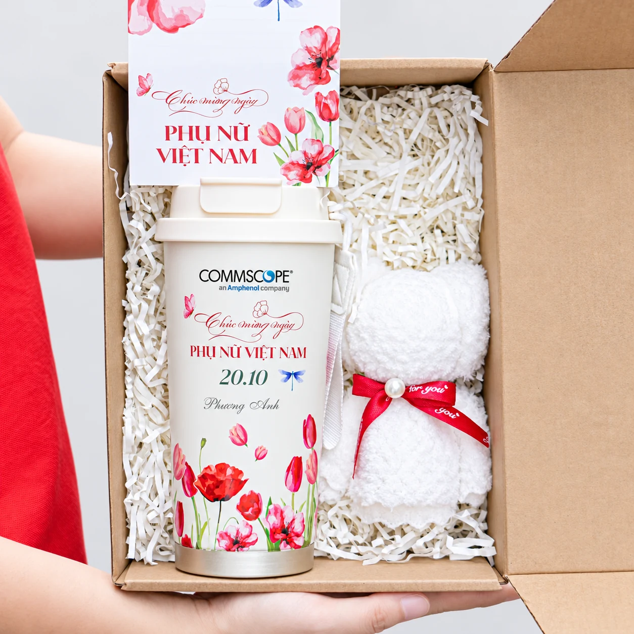 Bình họa tiết hoa, khăn trắng cuộn và thiệp trong hộp giấy theo ảnh mẫu