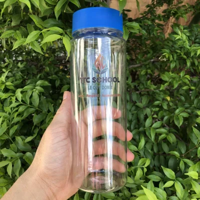 Góc cầm bình 500 ml nắp xanh dương, thân trong với nhận diện TTC SCHOOL