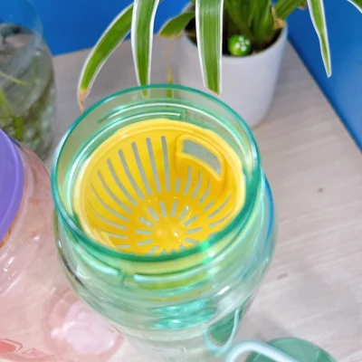 Góc cận miếng lưới vàng tại cổ bình mint cùng nhóm 600 ml