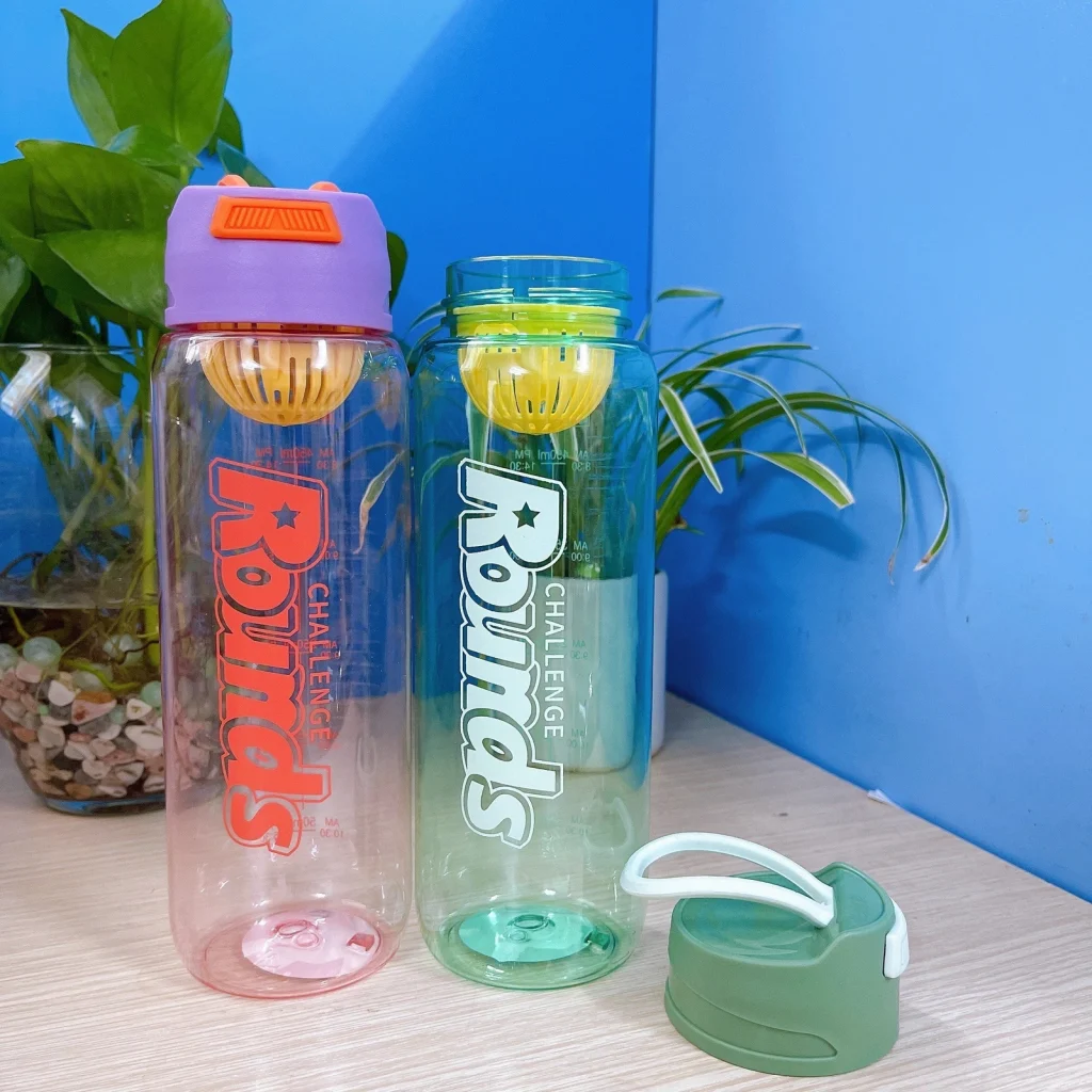 Bình 600 ml nắp tím đứng cạnh bản mint mở nắp
