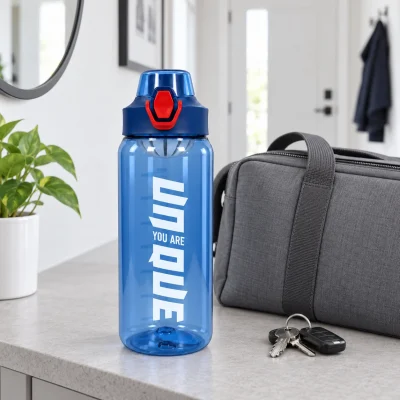 Minh họa bình 800 ml xanh chốt đỏ cạnh túi và chìa khóa khi chuẩn bị đi làm