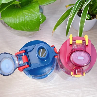 Nắp bình 800 ml xanh mở, nhìn rõ miệng uống; bản hồng đặt cạnh
