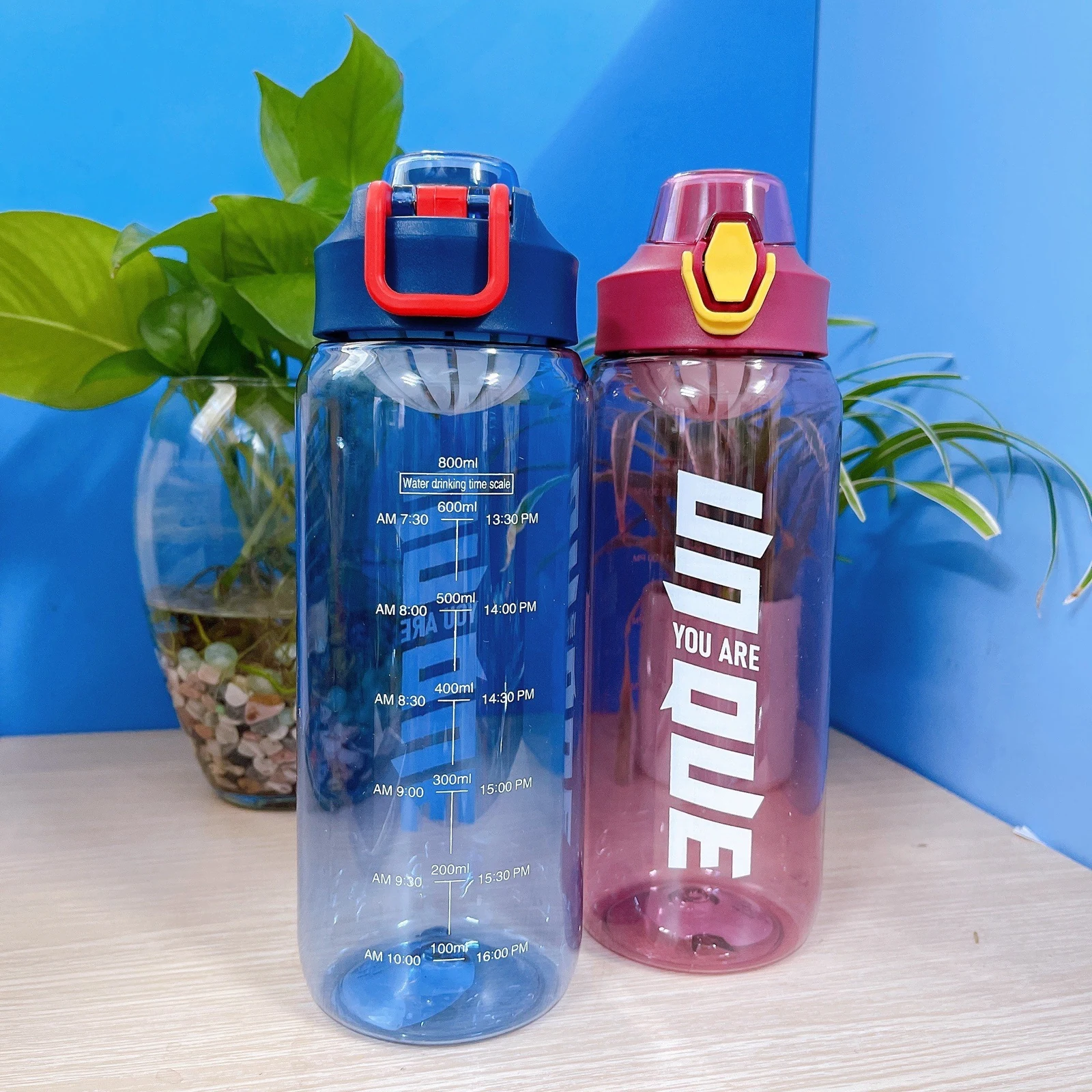 Ảnh nguồn mặt sau bình xanh có chữ 800ml, vạch mức và chi tiết đỏ ở nắp Mặt sau bình 800 ml xanh có chữ 800 ml, vạch mức và chi tiết đỏ trên nắp