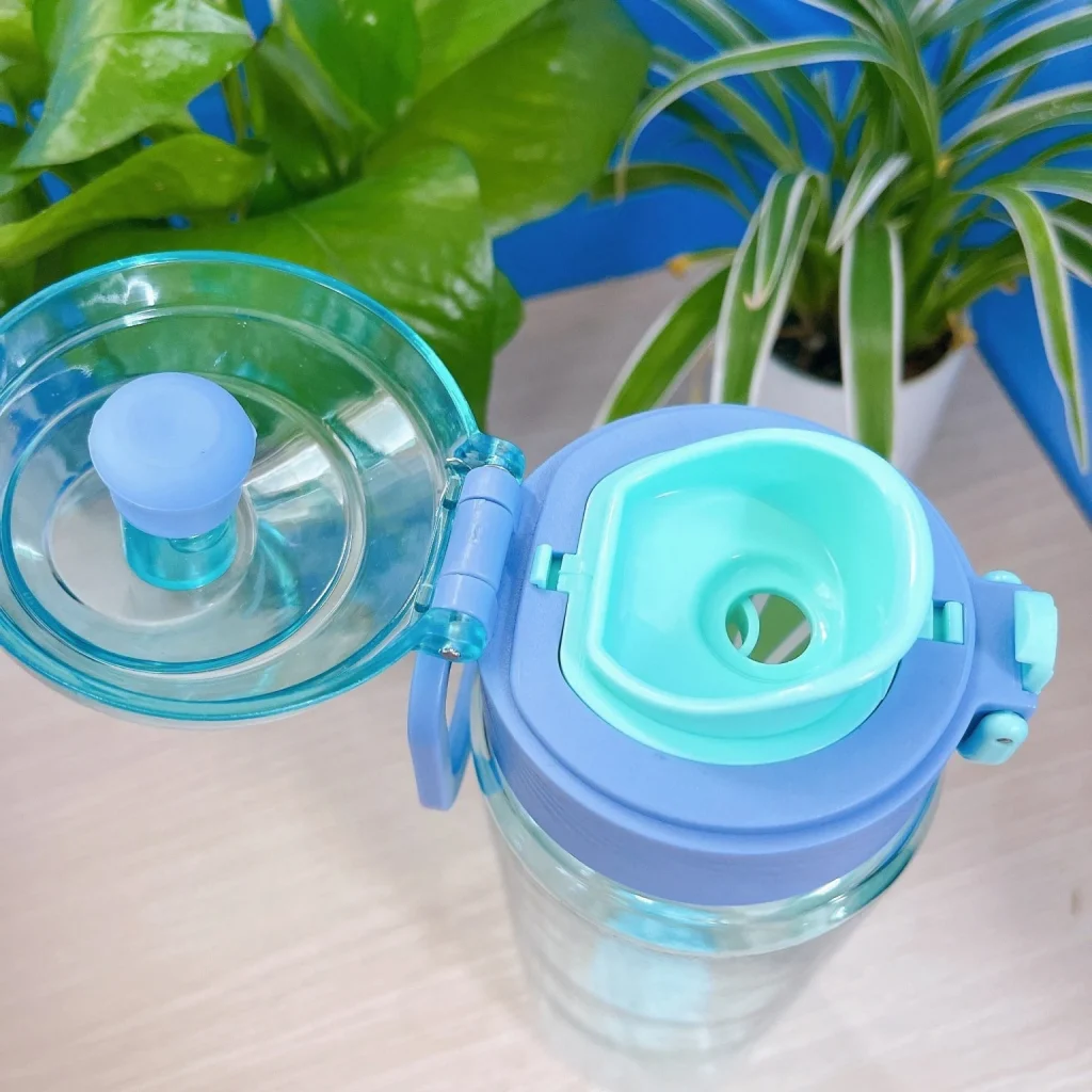 Nắp bật mở và miệng uống màu mint của bình 800 ml