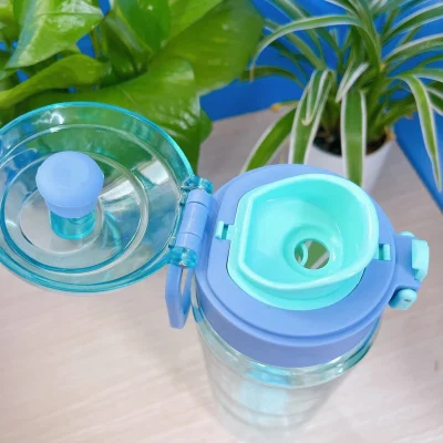 Nắp bật mở và miệng uống màu mint của bình 800 ml