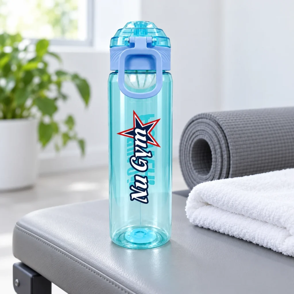 Minh họa bình nước 800 ml xanh mint cạnh khăn và thảm lúc nghỉ sau tập