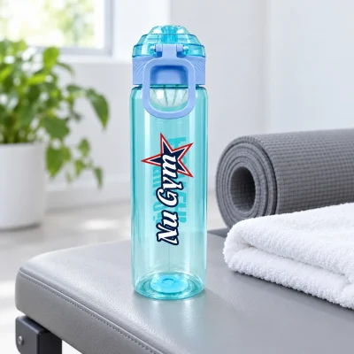 Minh họa bình nước 800 ml xanh mint cạnh khăn và thảm lúc nghỉ sau tập