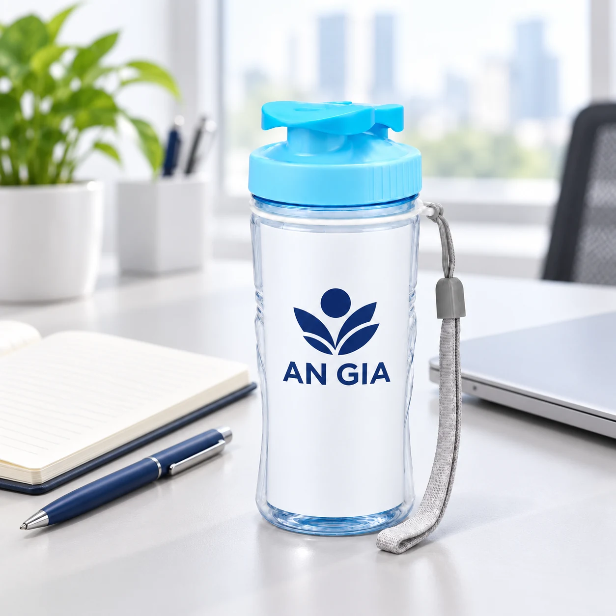 Minh họa bình Duy Tân 350 ml với tem AN GIA tại bàn làm việc Minh họa bình Duy Tân 350 ml với tem AN GIA cạnh sổ, bút và máy tính