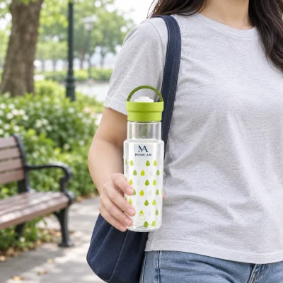 Minh họa người trưởng thành cầm bình LocknLock 500 ml nắp xanh với logo MINH AN ngoài trời