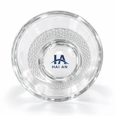 Minh họa logo HA và tên HAI AN ở đáy ly nhìn qua miệng
