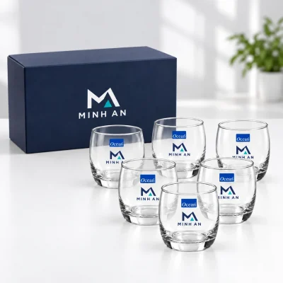 Minh họa sáu ly Ocean B13009 cạnh hộp xanh đậm với nhận diện MINH AN