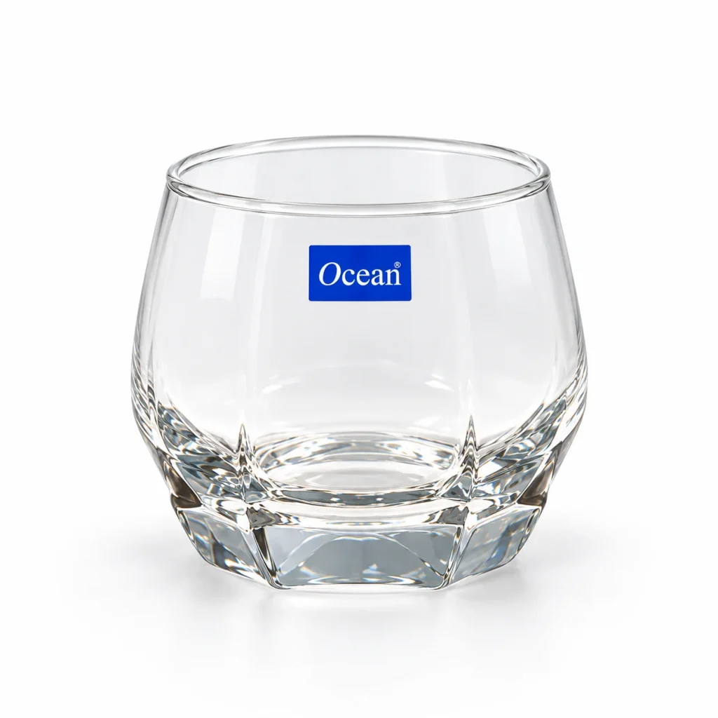 Minh họa một ly Ocean B17112 thân bầu thấp với đế dày vát góc