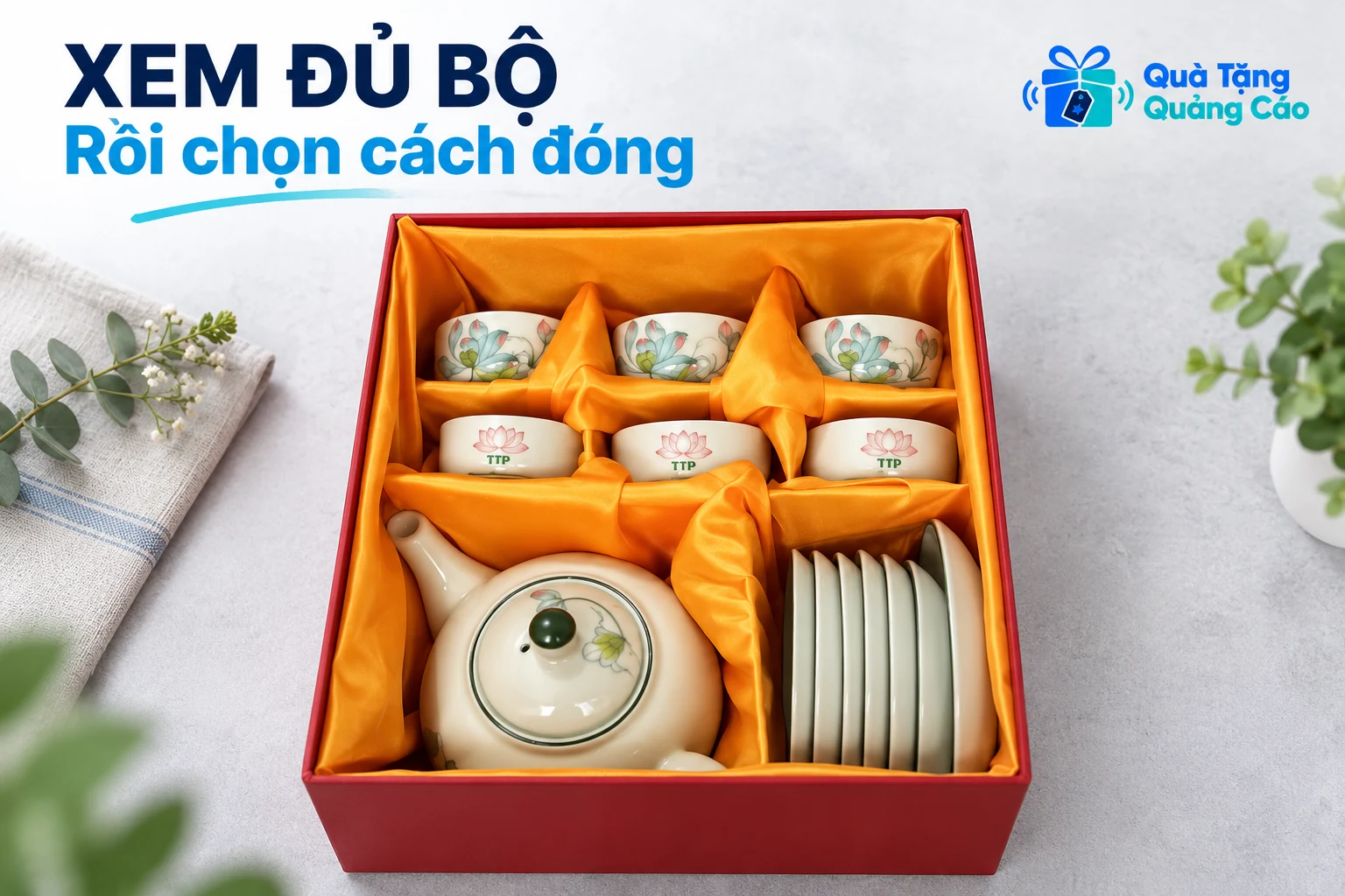 Bộ ấm chén đặt trong hộp đỏ với lớp lót vàng và các ngăn nhìn rõ