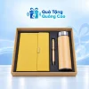 Minh họa đủ bộ BGS08: sổ vàng bên trái, bút gỗ ở giữa và bình vỏ tre 450ml bên phải trong hộp nâu