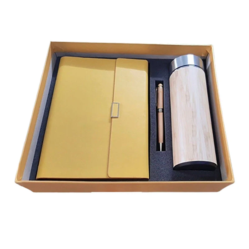 Tư liệu bộ BGS08 gồm sổ vàng có vạt gài dọc, bút gỗ và bình vỏ tre trong hộp nâu khay đen