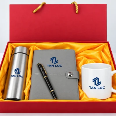 Minh họa biểu tượng TL và tên TAN LOC trên sổ, bình, cốc cùng tên khắc nhỏ trên bút, giữ chi tiết tai gài tròn
