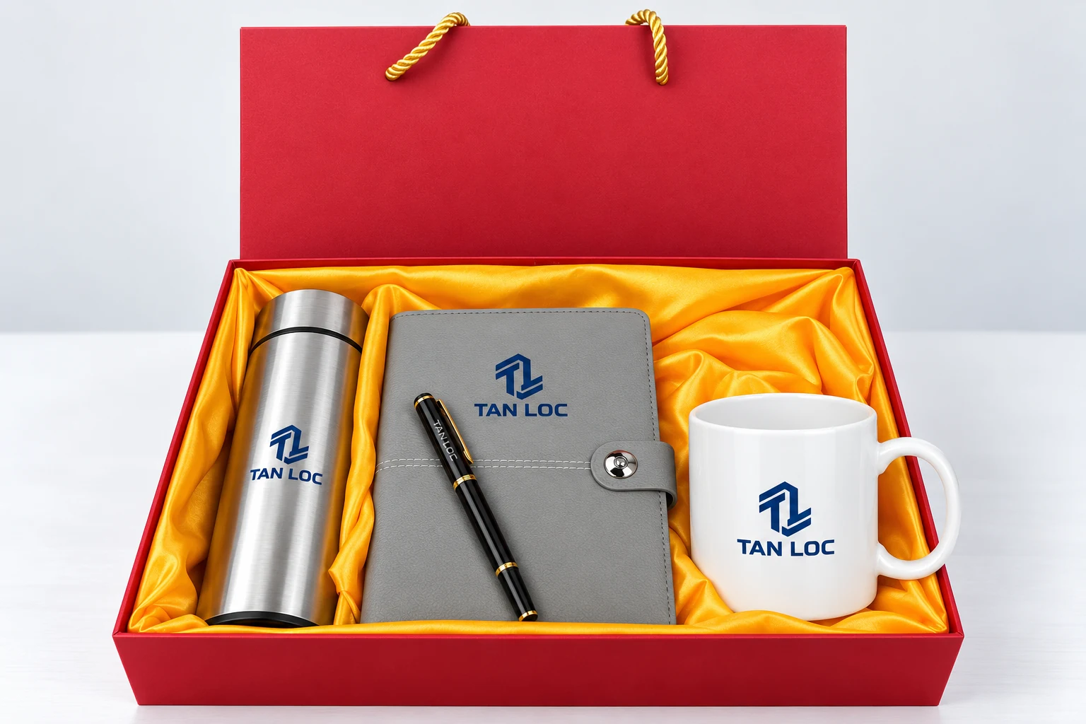 Minh họa nhận diện TAN LOC trên bộ BGS20 Minh họa biểu tượng TL và tên TAN LOC trên sổ, bình, cốc cùng tên khắc nhỏ trên bút, giữ chi tiết tai gài tròn