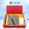 Minh họa đủ bộ BGS20 gồm bình bạc bên trái, sổ xám ở giữa, cốc trắng bên phải và bút đen trên sổ trong hộp đỏ