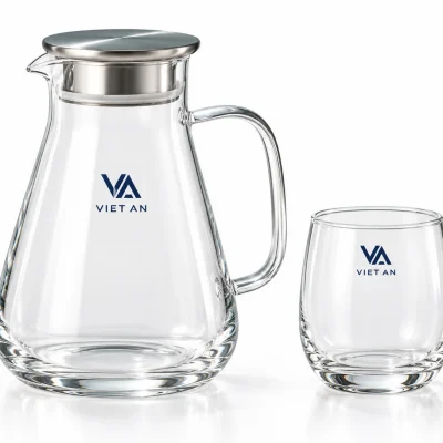 Mô phỏng logo VA VIET AN trên bình và ly thủy tinh