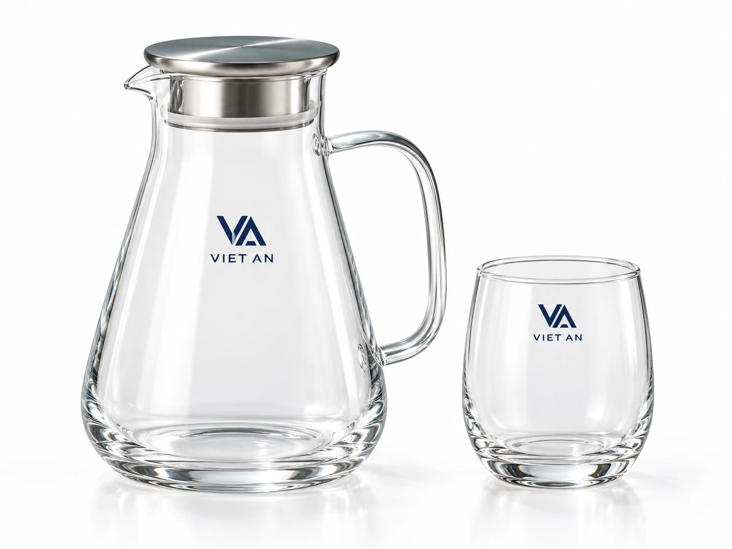 Mô phỏng logo VA VIET AN trên bình và ly thủy tinh Mô phỏng logo VA VIET AN trên bình và ly thủy tinh