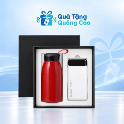 Minh họa bình đỏ 520ml và sạc AKUS DP136 dải màn hình ngang trong hộp đen khay sáng