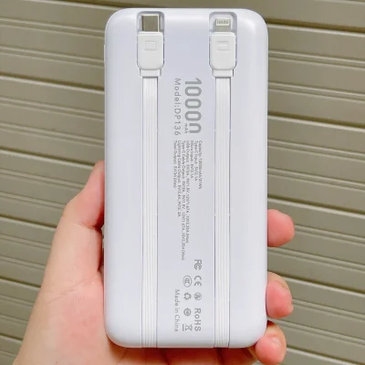 Tư liệu mặt sau DP136 có nhãn 10.000mAh và hai dây Type-C, Lightning cất trong rãnh