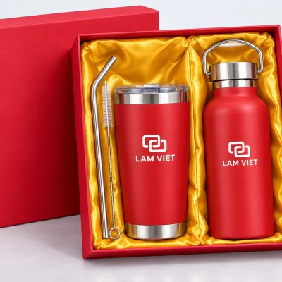 Minh họa logo liên kết và chữ LAM VIET màu trắng trên bình 500ml và ly 600ml trong hộp