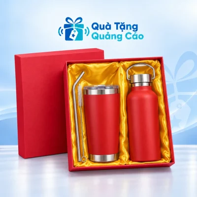 Minh họa bình đỏ quai xách và ly đỏ cùng ống hút, cọ rửa trong hộp đỏ lót lụa vàng