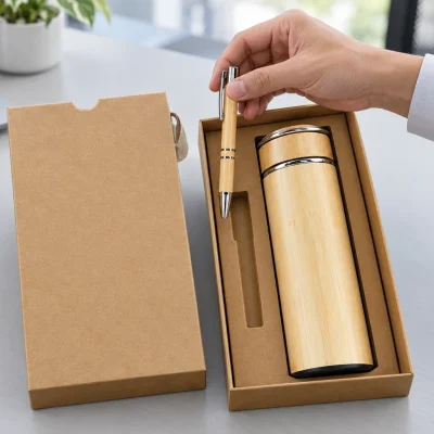 Minh họa một bàn tay lấy bút phối vân khỏi ô trái, bình giữ nhiệt vẫn nằm bên phải trong hộp kéo